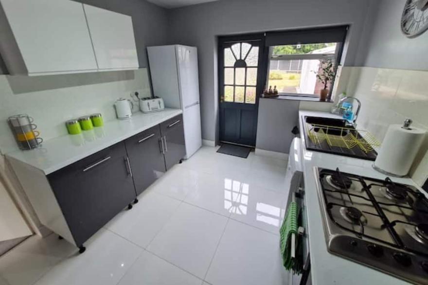 Contractor House w/ Parking Netflix, EV Charging