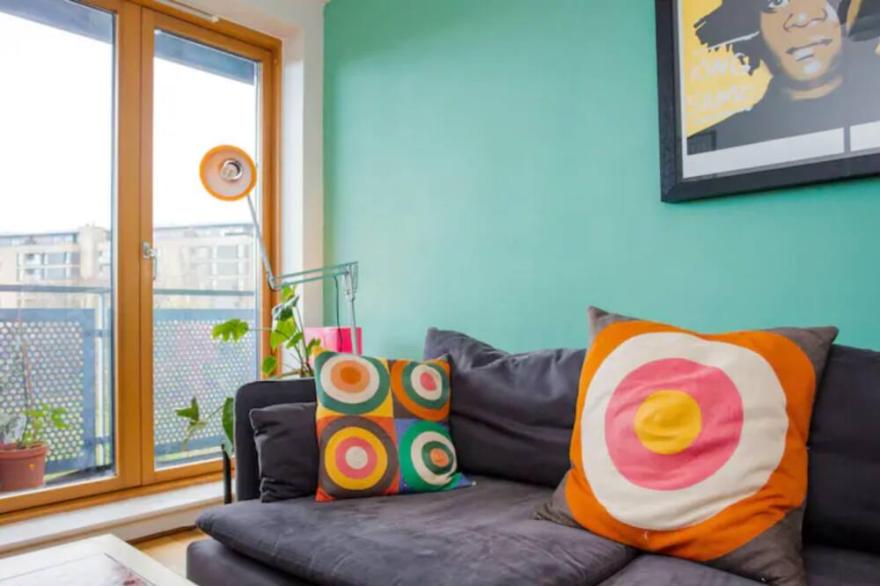 Colourful 1 Bedroom with Balcony in Vibrant Bethnal Green