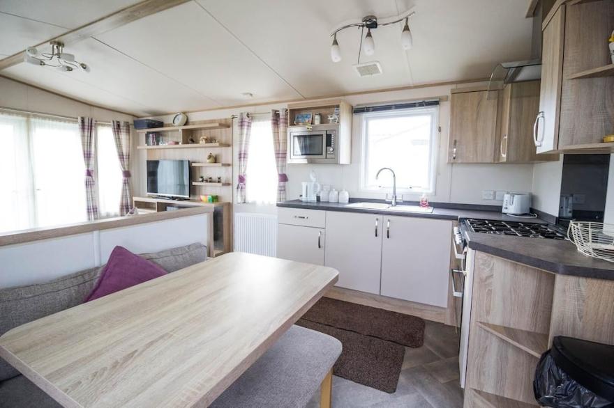 8 berth caravan for hire at St Osyth Beach Holiday Park in Essex ref 28013FI