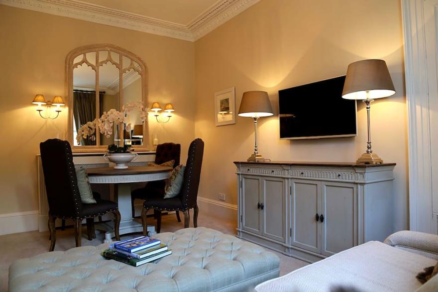 Superior ground floor pied à terre with short walk to golf courses