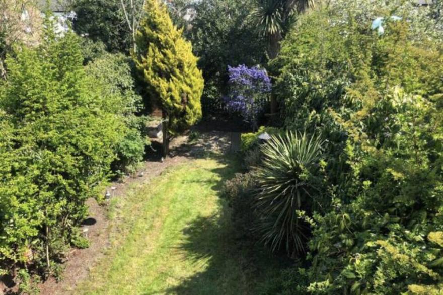 A beautiful & cosy semi detached Beckenham House