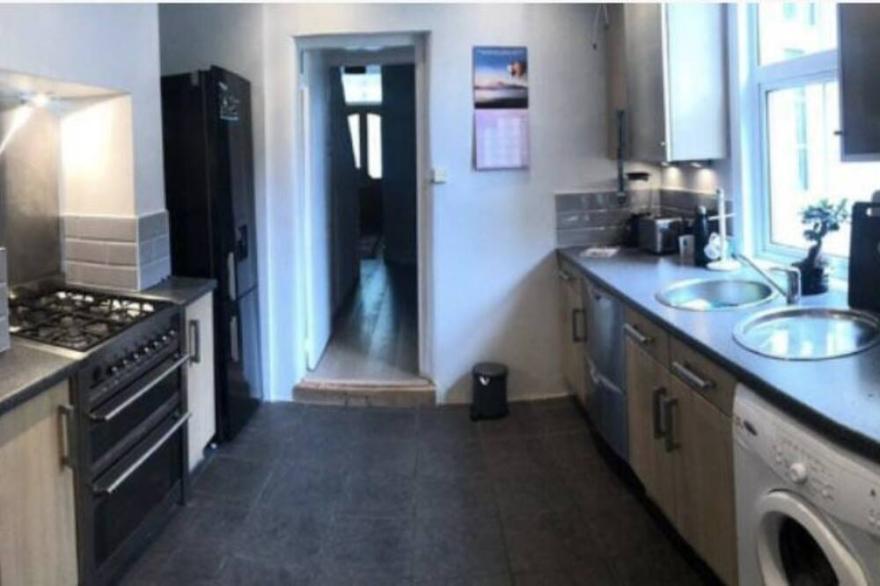 A beautiful & cosy semi detached Beckenham House