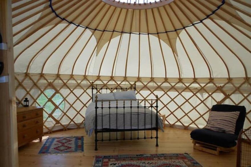 Stunning Yurt 'Pencarrow' with hot tub close to hidden coves