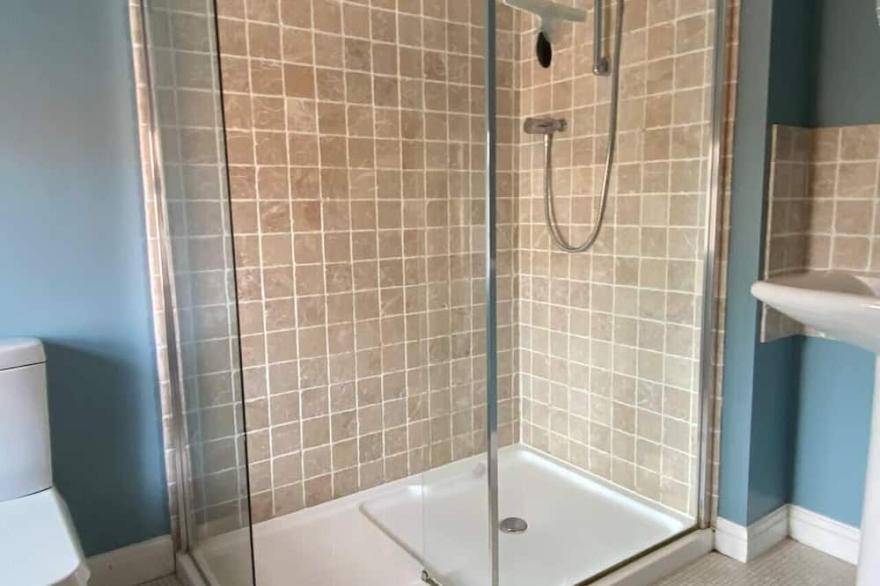 3 Bedroom Cottage, Sleeps 5 village location