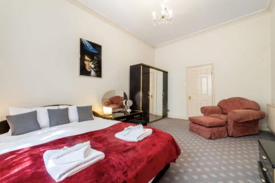 Large 3-Bed Apartment in London Kensington Gardens