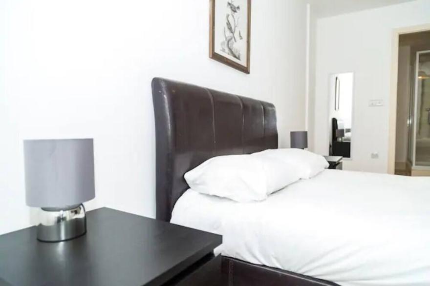47HS Liverpool City Centre Spacious light apartment in prime location w parking