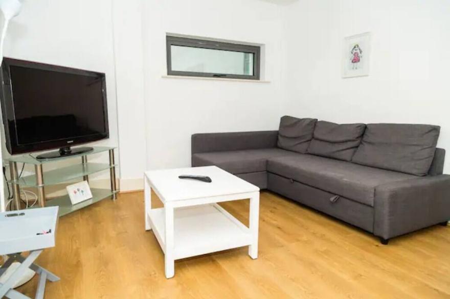47HS Liverpool City Centre Spacious light apartment in prime location w parking