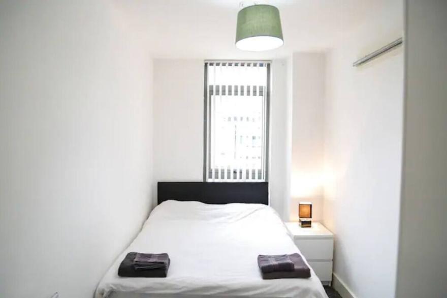 Prime Location Liverpool City Centre Apartment With Parking