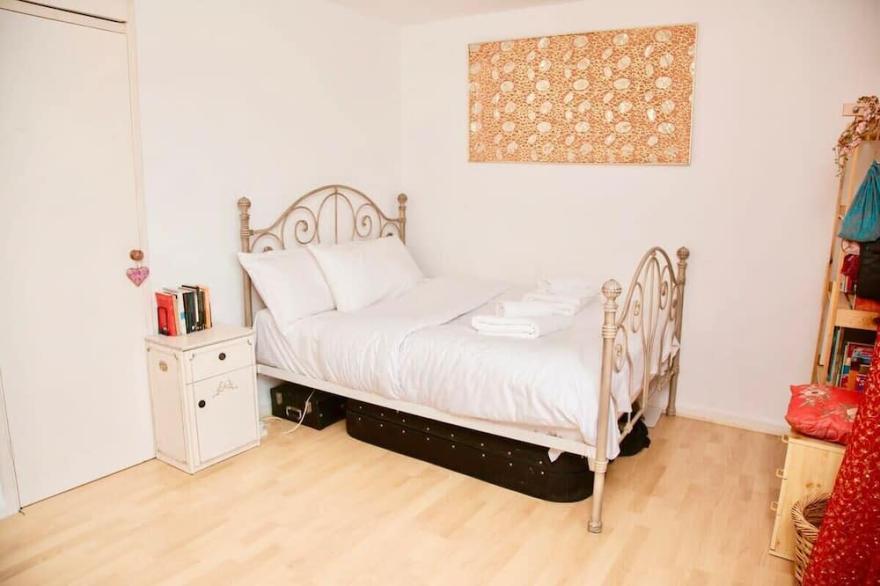Lovely 2 Bedroom Apartment with Balcony and Sea views