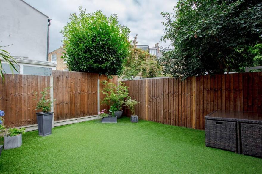 Bright & Spacious Family Home Near Wimbledon