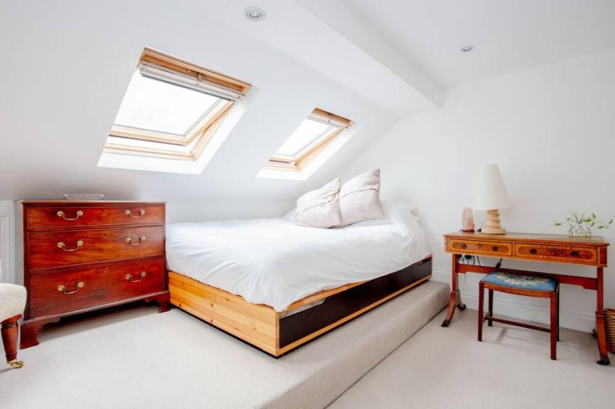 Bright & Spacious Family Home Near Wimbledon