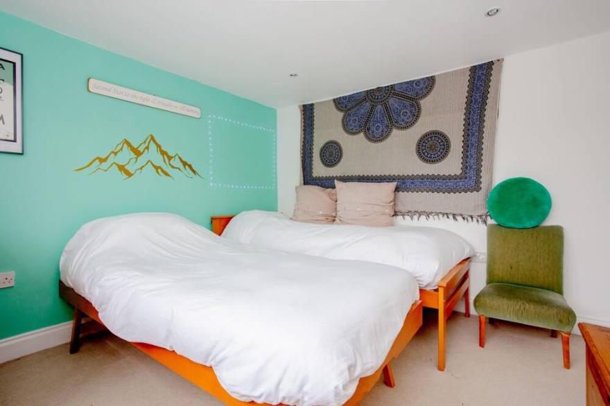 Bright & Spacious Family Home Near Wimbledon