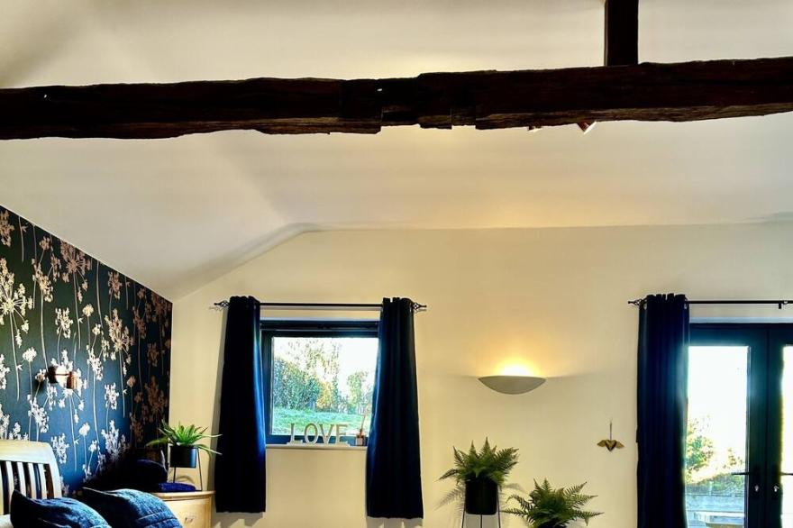 Peaceful relaxation or base for exploring w/hot tub & Pizza Oven