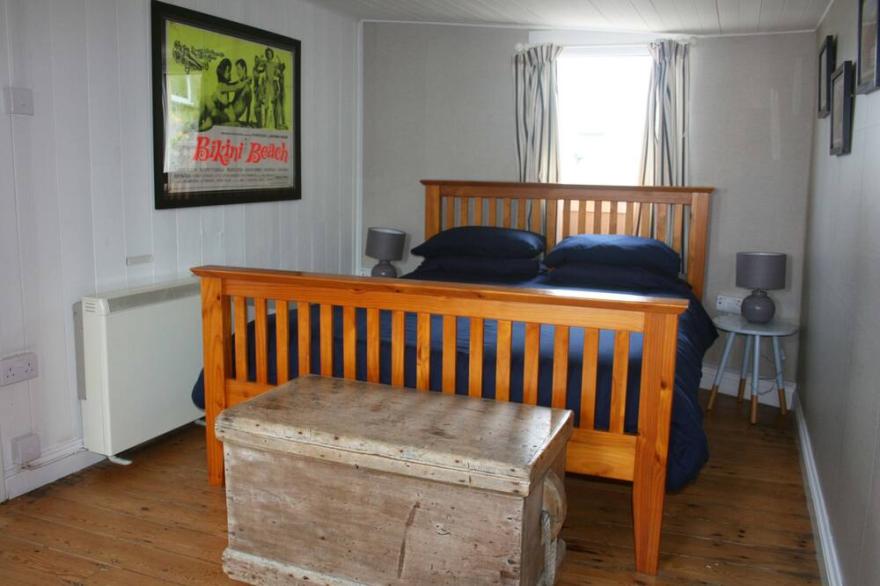 Delightful wooden cottage in the heart of Sennen Cove with ocean views