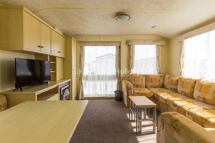 8 berth static caravan for hire at Seawick holiday park in Essex. ref 27421S