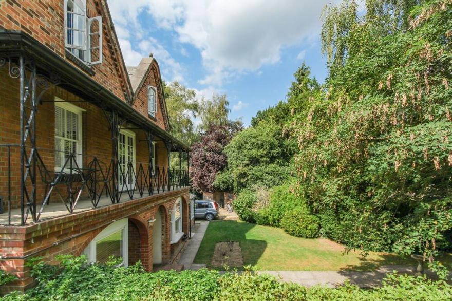Fantanstic Modern Two Double Bedroom Apartment With Parking!