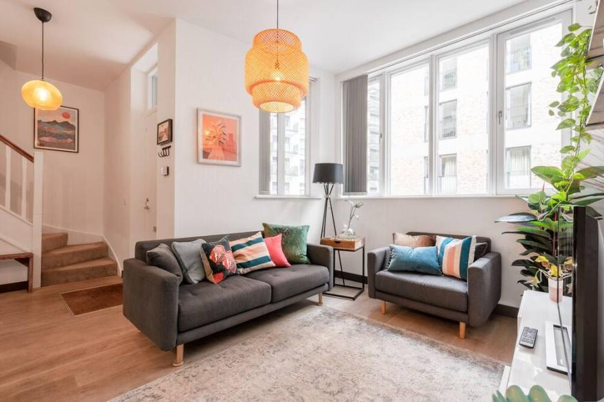Vibrant Stratford Maisonette
