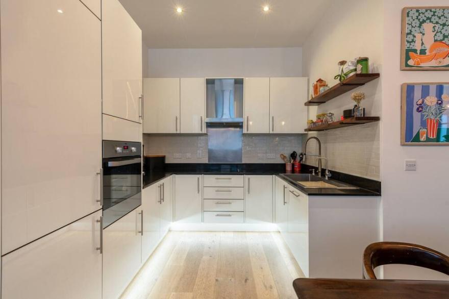 Vibrant Stratford Maisonette