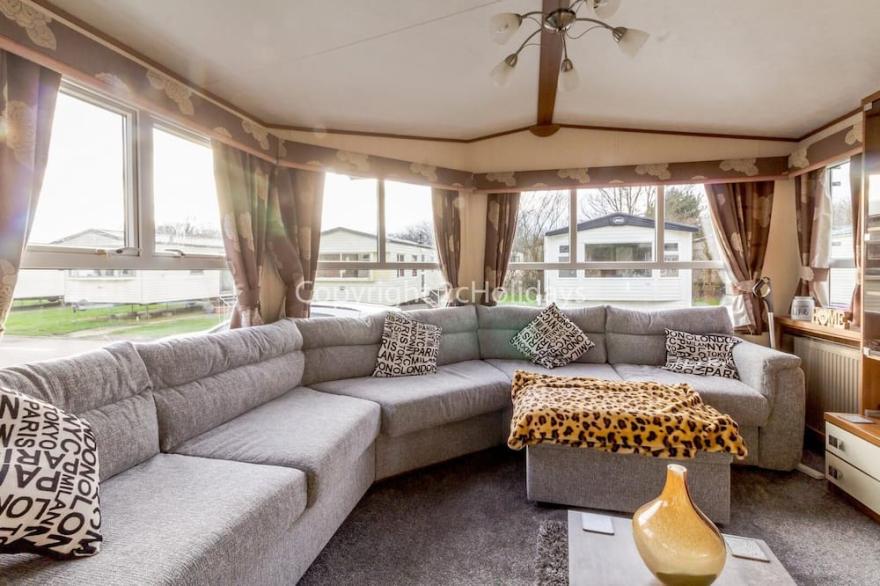 Lovely caravan for hire with decking at Skipsea Sands in Yorkshire ref 41015WF