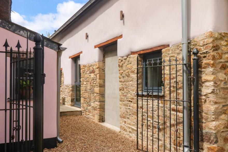 BECKET'S BARN, character holiday cottage, with hot tub in Northlew