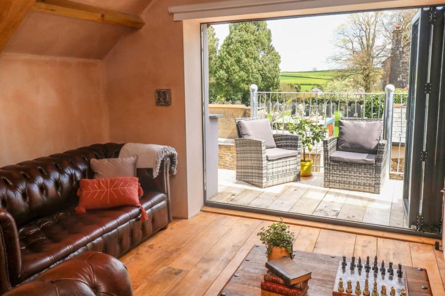 BECKET'S BARN, character holiday cottage, with hot tub in Northlew