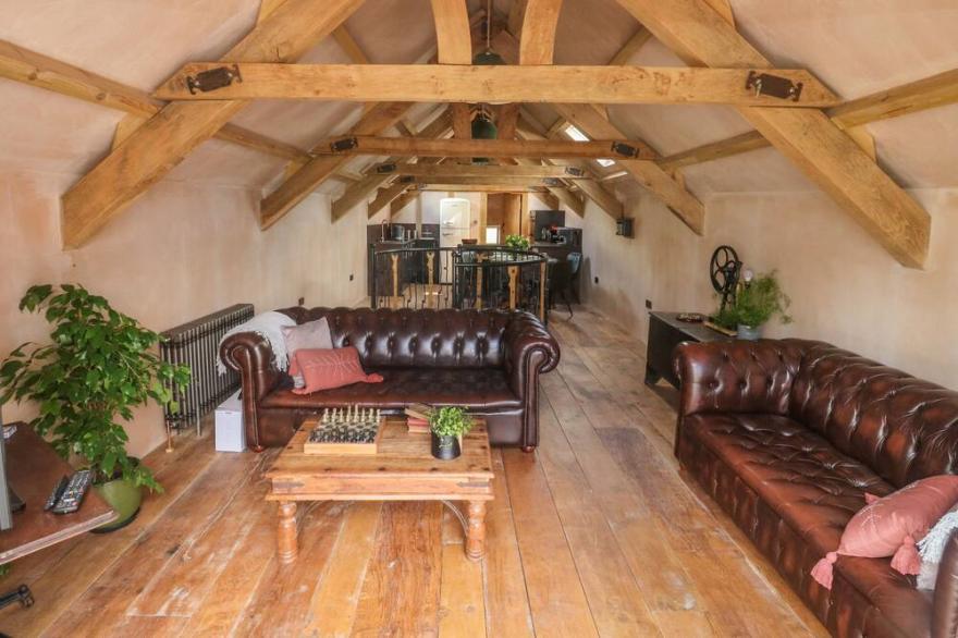 BECKET'S BARN, character holiday cottage, with hot tub in Northlew