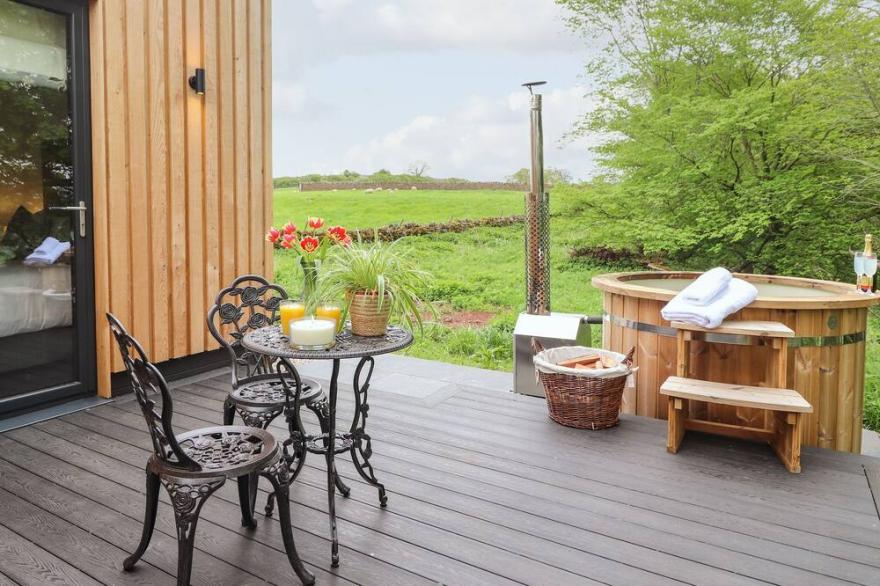 YEW TREE CABIN, pet friendly, luxury holiday cottage in Penruddock