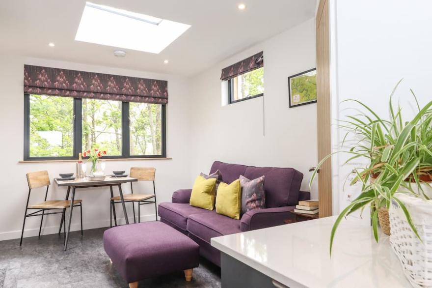 YEW TREE CABIN, pet friendly, luxury holiday cottage in Penruddock