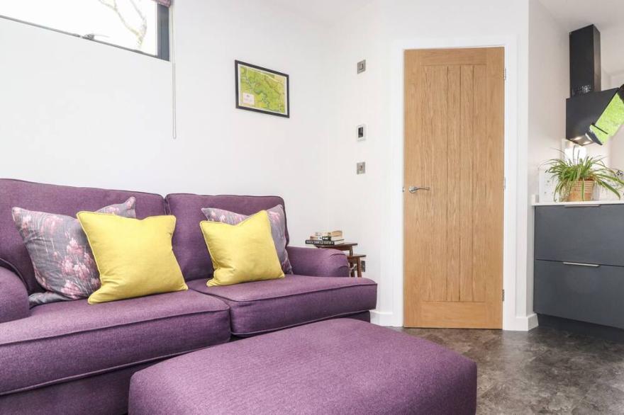 YEW TREE CABIN, pet friendly, luxury holiday cottage in Penruddock