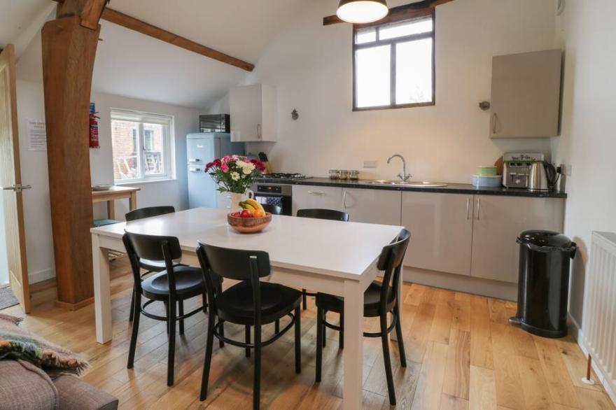 BRIMLEY BARN, pet friendly, character holiday cottage in Milverton