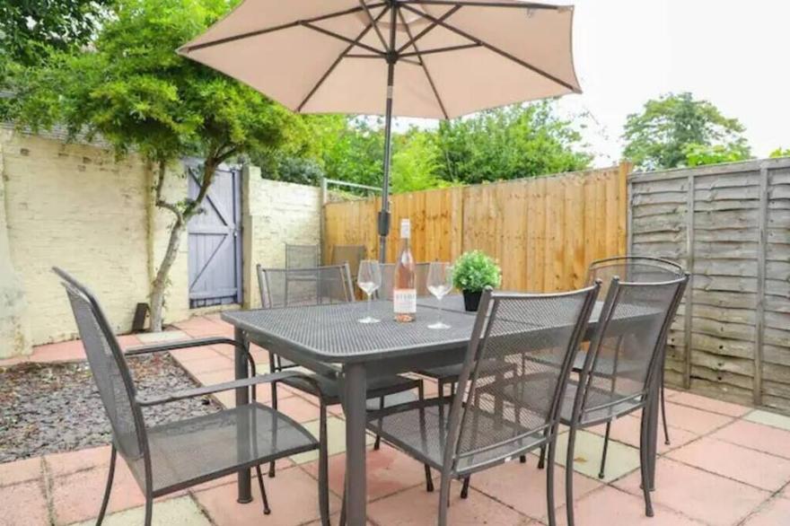 Central Stylish Windsor Home - Walk to all sites