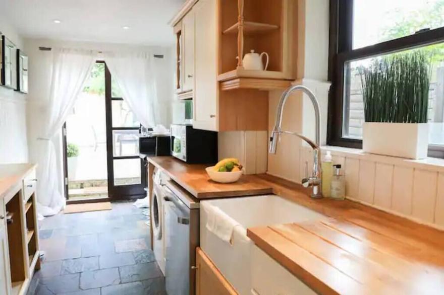 Central Stylish Windsor Home - Walk to all sites