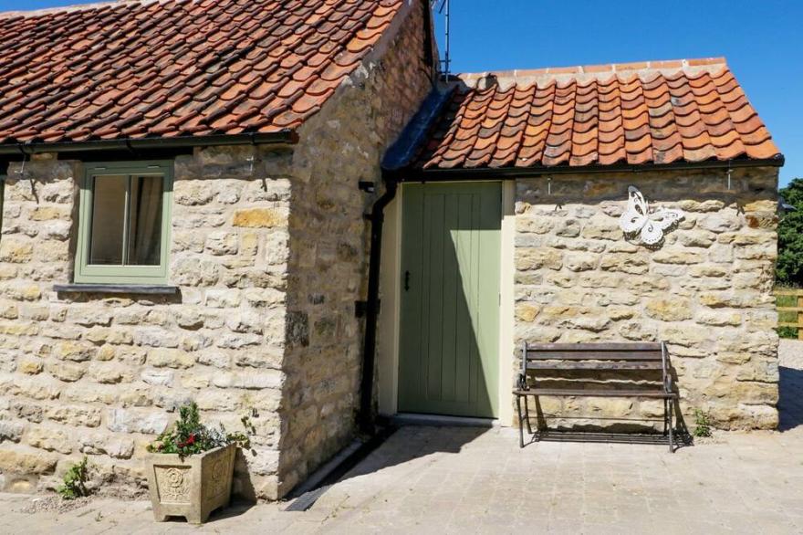 PUDDLEDUCK COTTAGE, family friendly in Thornton-Le-Dale
