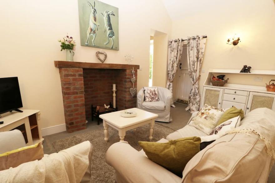 PUDDLEDUCK COTTAGE, family friendly in Thornton-Le-Dale