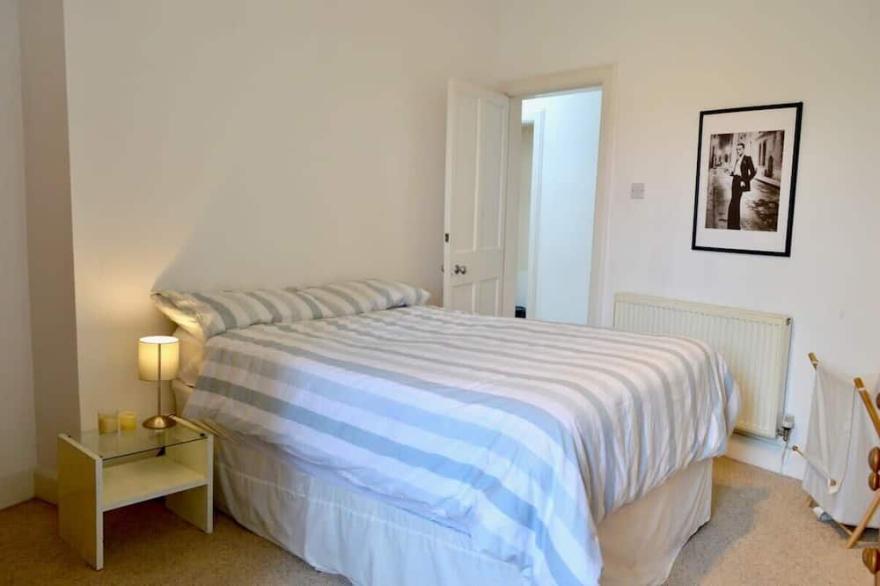 Central and Inviting 2 Bedroom ApartmentPerfect for Festival.