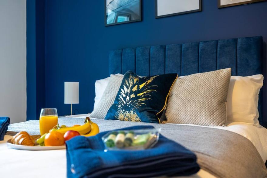 Modern 2 bed in central MK, Free Parking, Smart TV by Valore Property Services