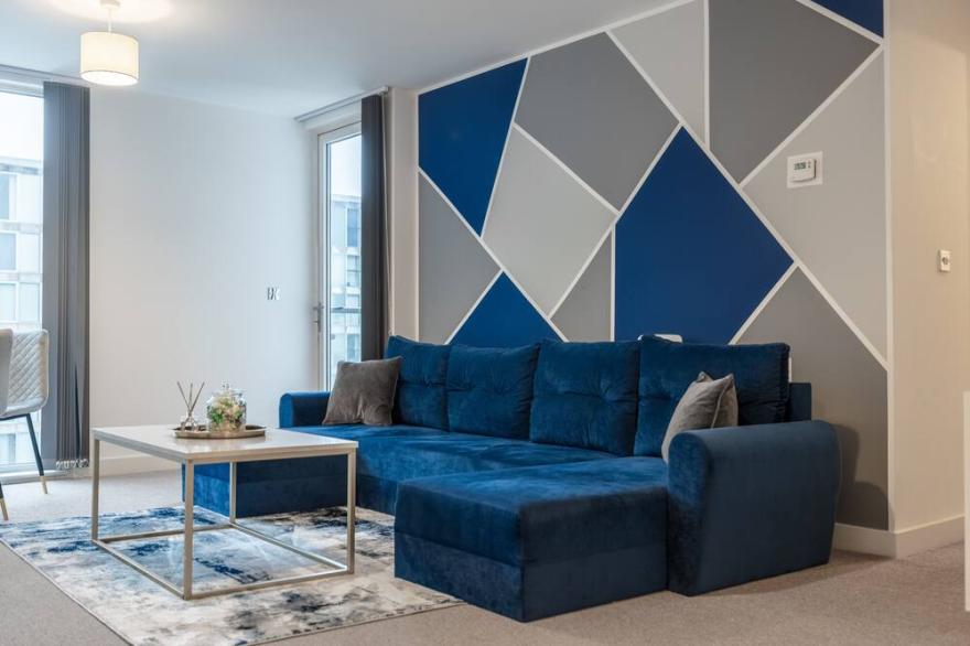 Modern 2 bed in central MK, Free Parking, Smart TV by Valore Property Services
