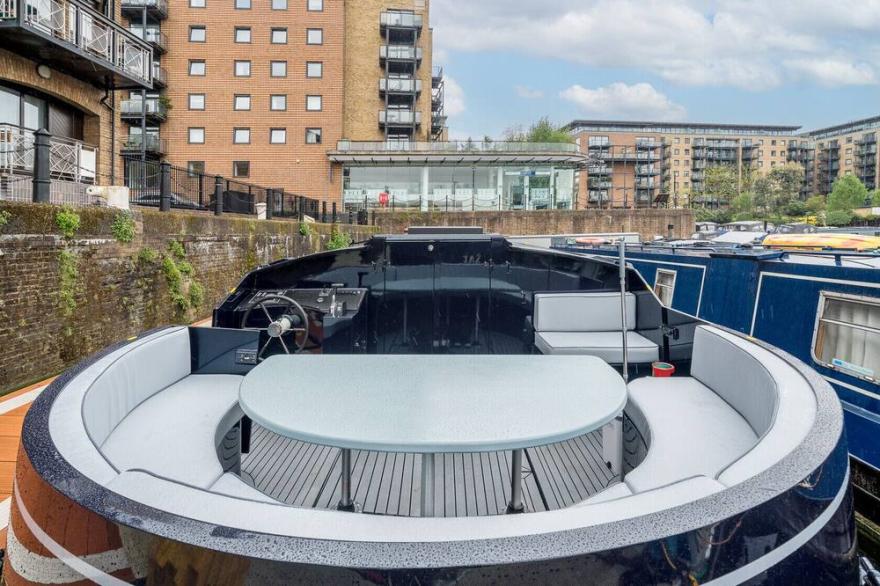 ALTIDO Elegant 2-bed houseboat near Canary Wharf