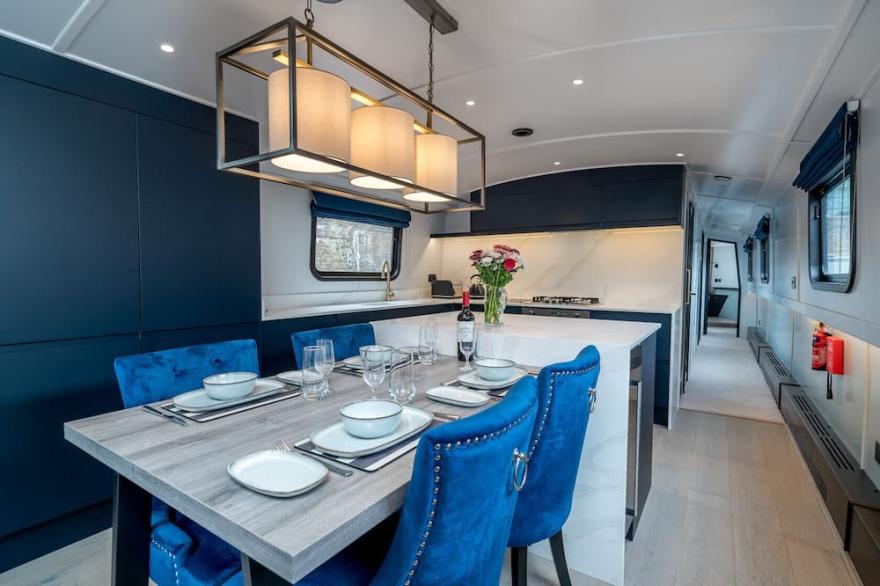 ALTIDO Elegant 2-bed houseboat near Canary Wharf