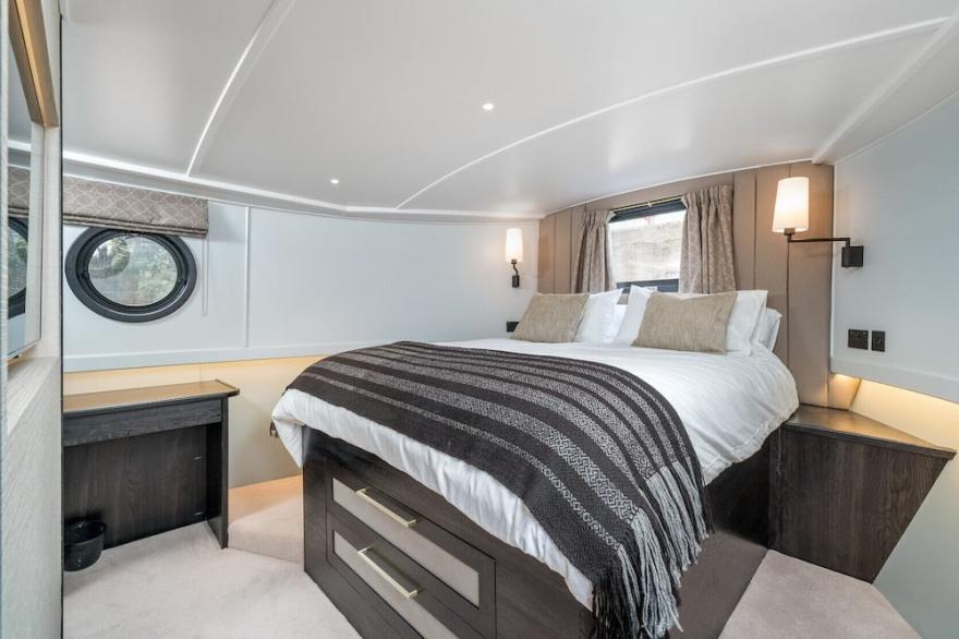 ALTIDO Elegant 2-bed houseboat near Canary Wharf