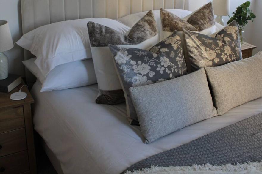 Luxury Apartment Just Steps From Award Winning Beach! Free Parking!!
