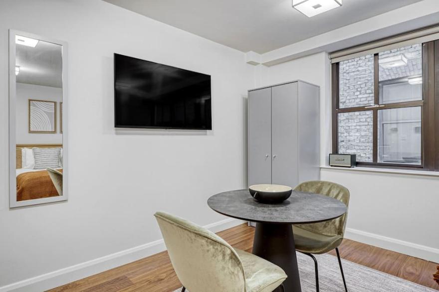 Compact Studio Apt in the City cls to Monument & Lon. Brdg by Blueground