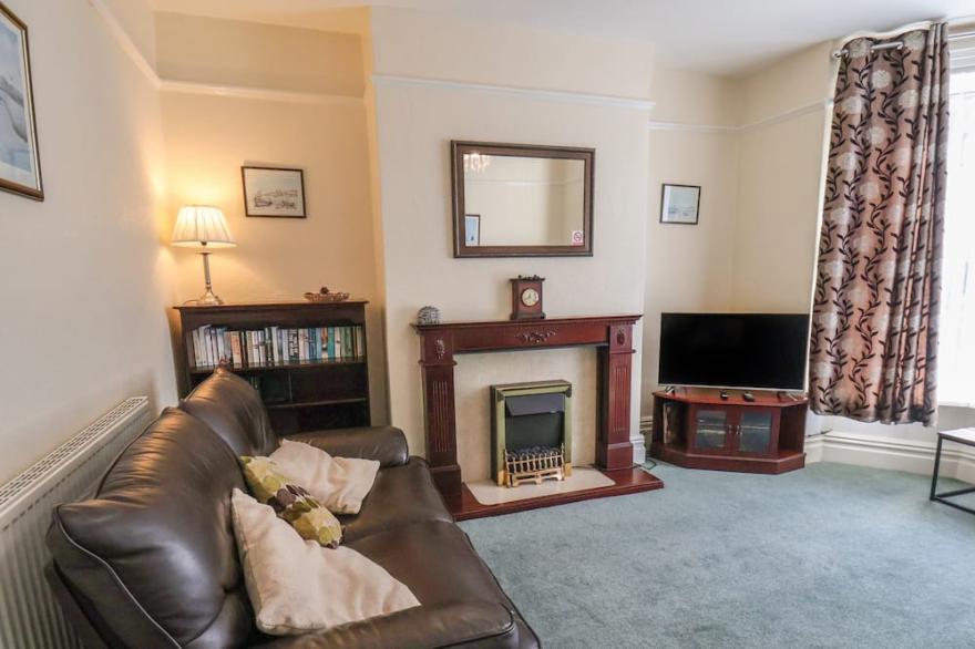 SUNNYSIDE HOLIDAY APARTMENT 1, pet friendly in Bridlington