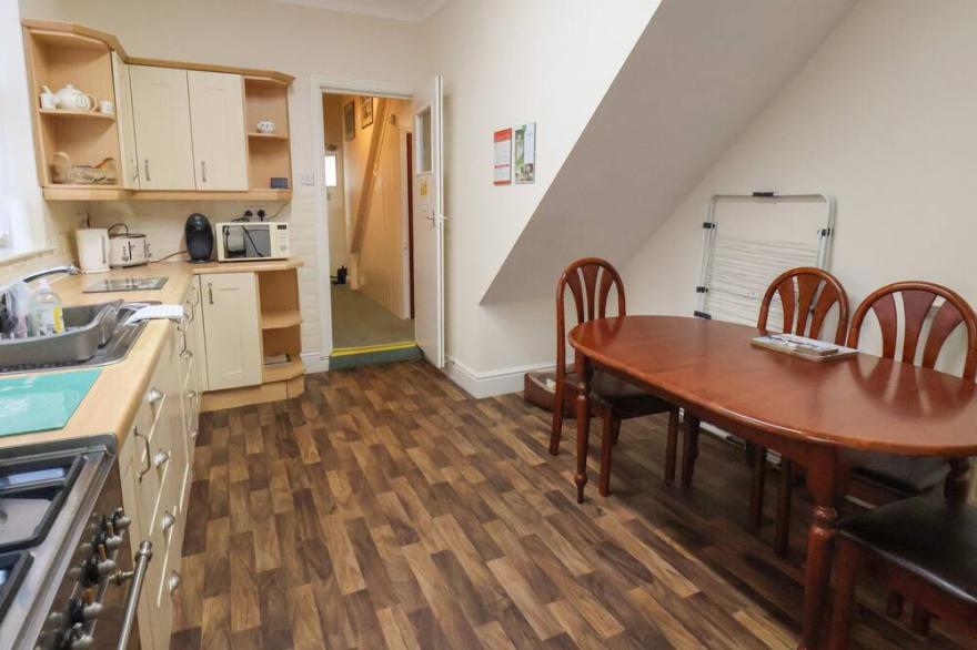SUNNYSIDE HOLIDAY APARTMENT 1, pet friendly in Bridlington