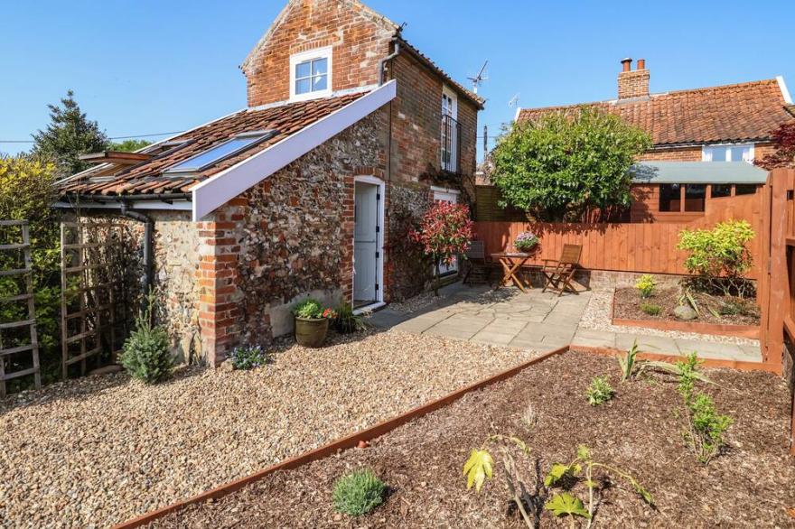 ADMIRAL COTTAGE, pet friendly, with a garden in Snape, Suffolk