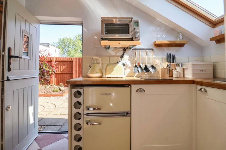 ADMIRAL COTTAGE, pet friendly, with a garden in Snape, Suffolk