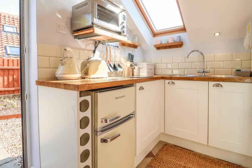ADMIRAL COTTAGE, pet friendly, with a garden in Snape, Suffolk