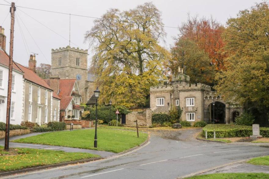 4 CASTLE MEWS, pet friendly, with a garden in South Cave