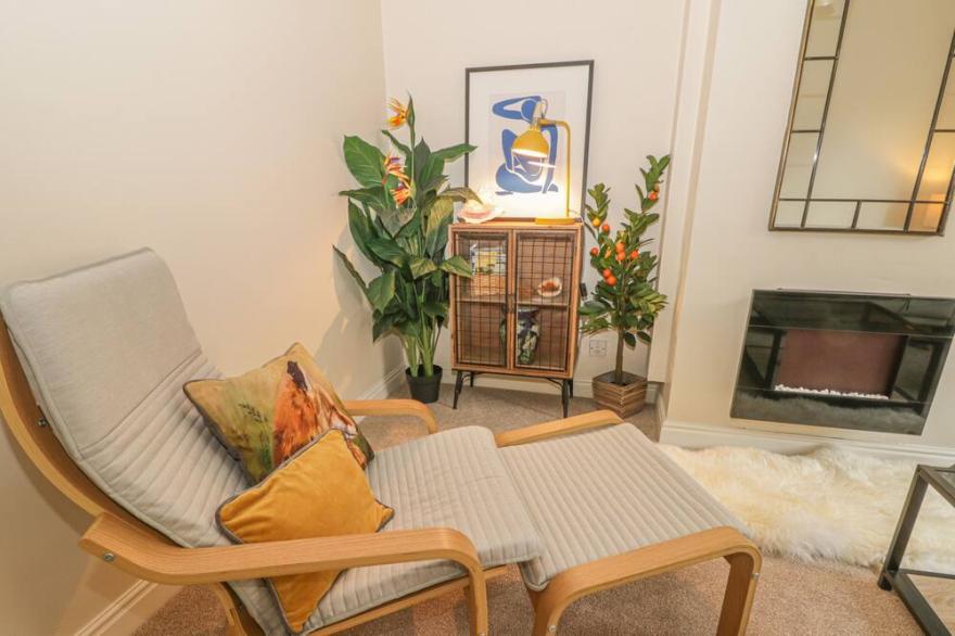 4 CASTLE MEWS, pet friendly, with a garden in South Cave