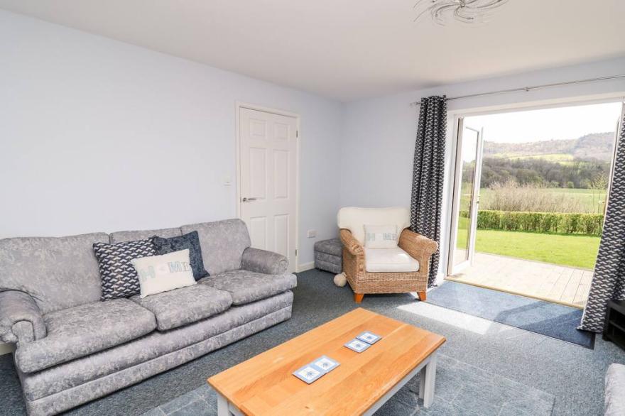 MEADOW COTTAGE, family friendly, with a garden in Bronllys